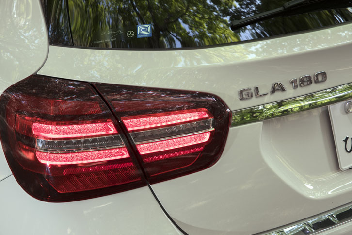 リアコンビランプには、内部でラメ状のものがキラキラと反射する“クリスタルルック”を採用した。デザイン性の向上と同時に、視認性も高める効果がある。