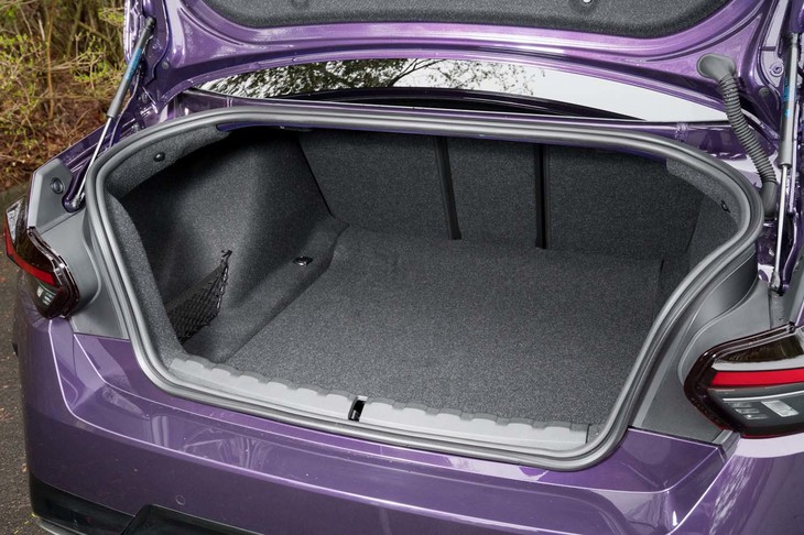 トランクルームの容量は390リッター。2ドアクーペでもだいぶ奥行きがあって使いでがある。