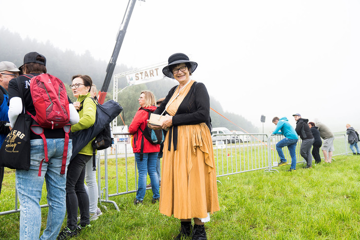 クラシカルな衣装を着た彼女は、入場料のもぎり担当。脇に抱えた小箱には、チケット代わりのリストバンドとパンフレットが収められている。