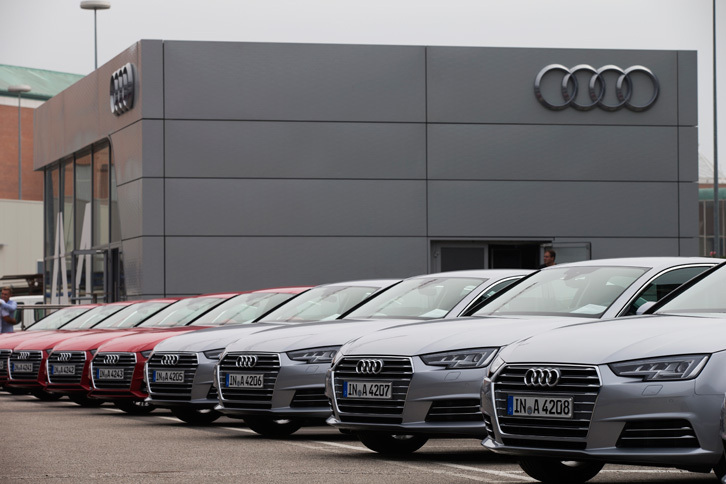 フロントまわりでは、より“つり目”になったヘッドランプや、エッジの立った六角形のシングルフレームグリルなどが従来モデルとの大きな違いとなっている。本国仕様には、全15種類のボディーカラーが用意されている。