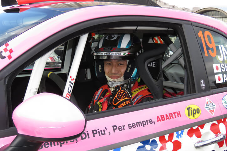 コックピットに収まる眞貝知志選手。