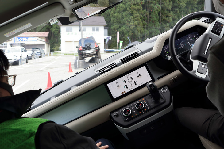 バンク走行時の車内の様子。1本目は助手席での同乗体験となっており、2本目で自らステアリングを握る。この程度のバンクは「ディフェンダー」の敵ではないが、オーナーであっても傾斜路を走った経験がある人は限定されるはず。ランドローバー本来の性能を知るいい機会となっただろう。