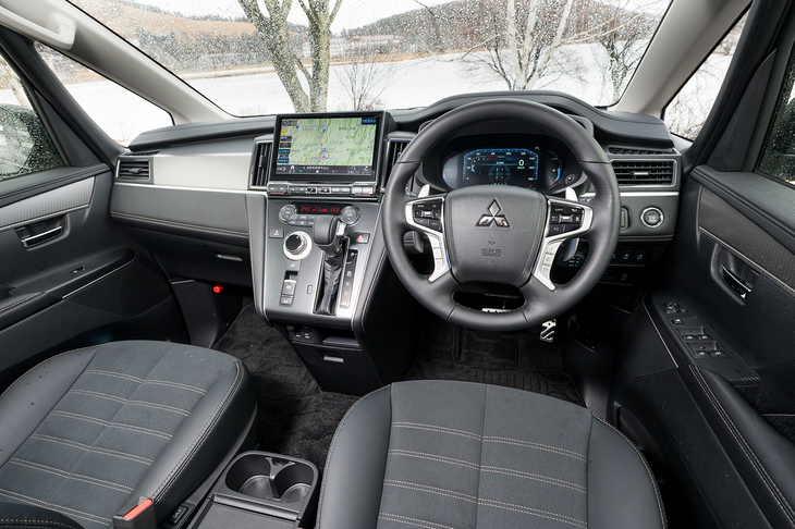 コックピットまわりに傷がつきにくい素材のパネルを採用するなどしてインテリアもアップデート。スイッチ類の多さに設計年次を感じるが、実用上の不満はない。