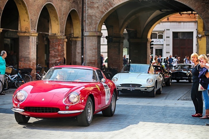 マラネッロの市街地で行われたフェラーリパレードの様子。