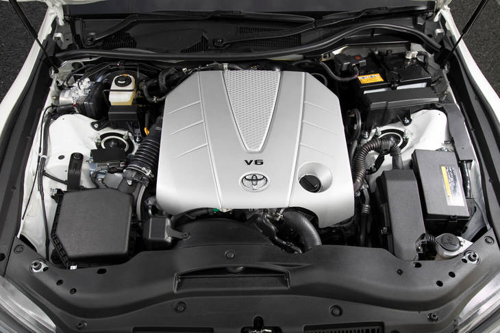 エンジンは「2GR-FSE」型の3.5リッターV6 DOHC。スペック上の数値は標準車のエンジンと共通だが、マニュアルトランスミッションとのマッチングを図るため、出力制御特性などが変更されている。