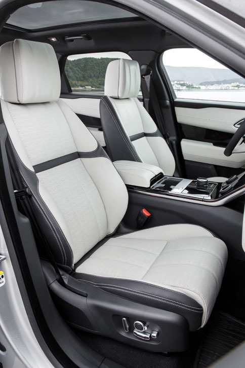 「ファーストエディション」ではパーフォレイテドウィンザーレザーシートが標準。スライディングパノラミックルーフも標準装備となる。