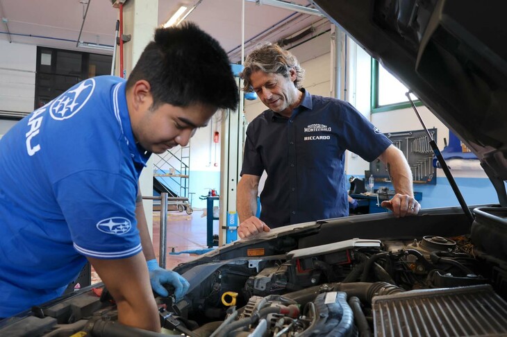 スタッフを見守るリッカルドさん。創業43年にしてショールームとサービス工場が、ついに1カ所となった。