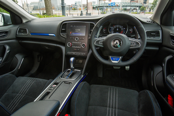 インストゥルメントパネルまわりはハッチバック車の「GT」とほぼ共通。押しボタンの少ないすっきりとした操作系と、青いアクセントカラーが特徴。