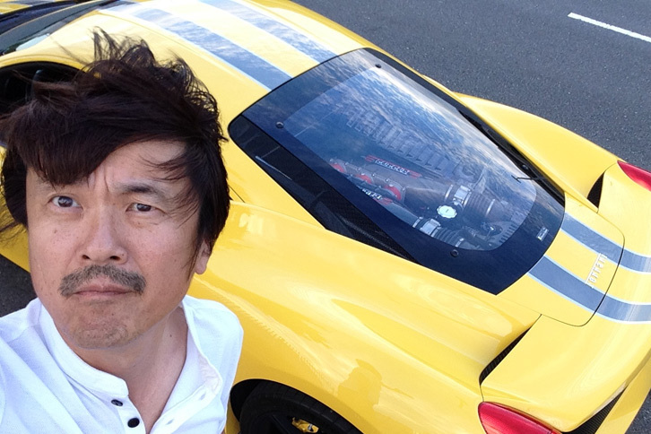 筆者と「フェラーリ458スペチアーレ」。
