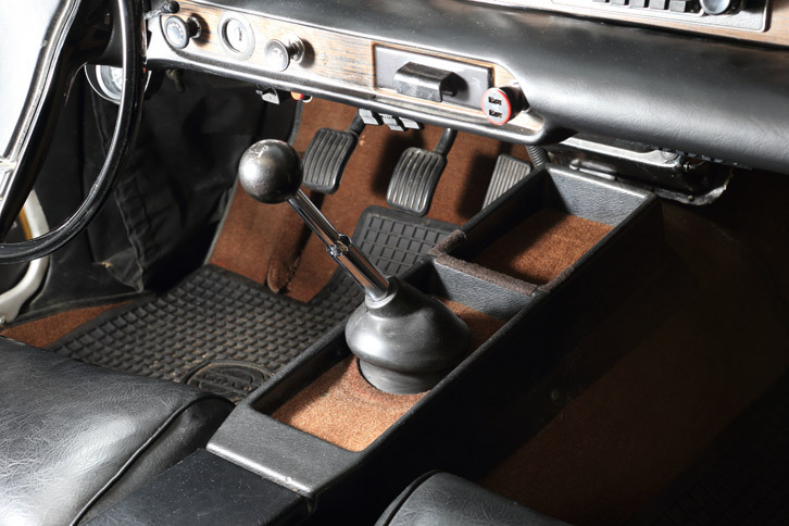 「P1800」のトランスミッションには4段MTと3段ATが用意されており、ともにセレクターレバーは“フロアシフト”となっていた。