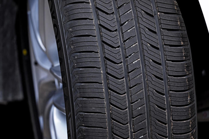 接地圧を均一化するプロファイルの開発によって、耐偏摩耗性能を向上。ロングライフ化＝経済性にも配慮している。