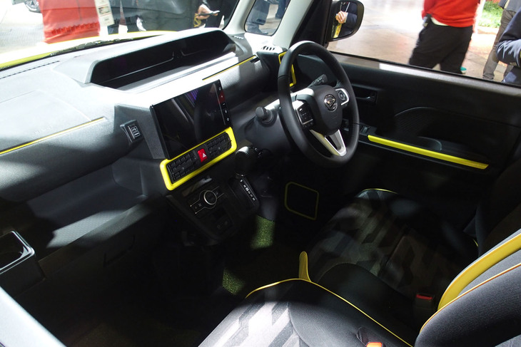 ダイハツ・タント ファンクロス（カスタマイズカーのコックピット）