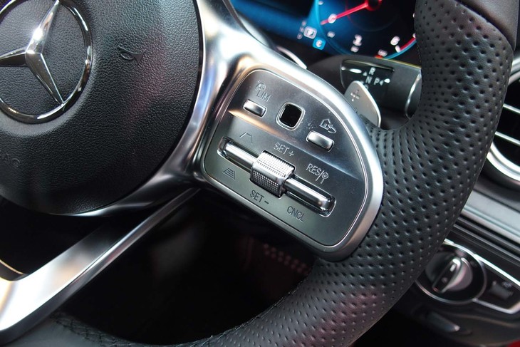 マイナーチェンジされた「GLC／GLCクーペ」には、指先のタッチ＆スワイプで各種設定や実行が可能なセンサー式コントロールスイッチが備わる最新世代のステアリングホイールが装備される。写真は「GLC220d 4MATIC」。
