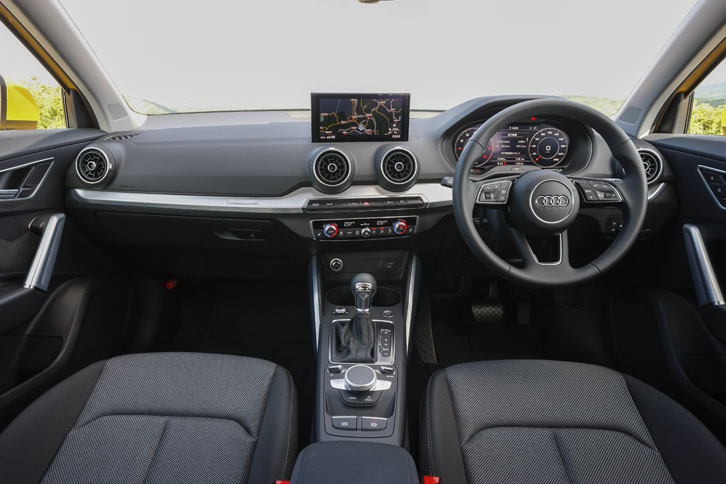 ブラックとシルバーが主体のインテリアはモダンな印象。段の付けられたダッシュボードなど、室内にも“ポリゴン”が用いられている。