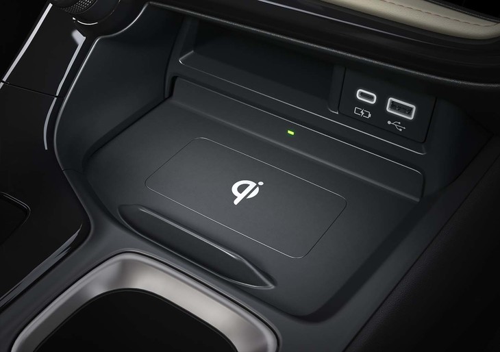 レクサスNX（おくだけ充電機能付きトレー）