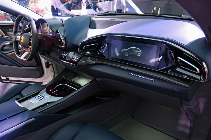 フェラーリ・プロサングエ（インストゥルメントパネルまわり）