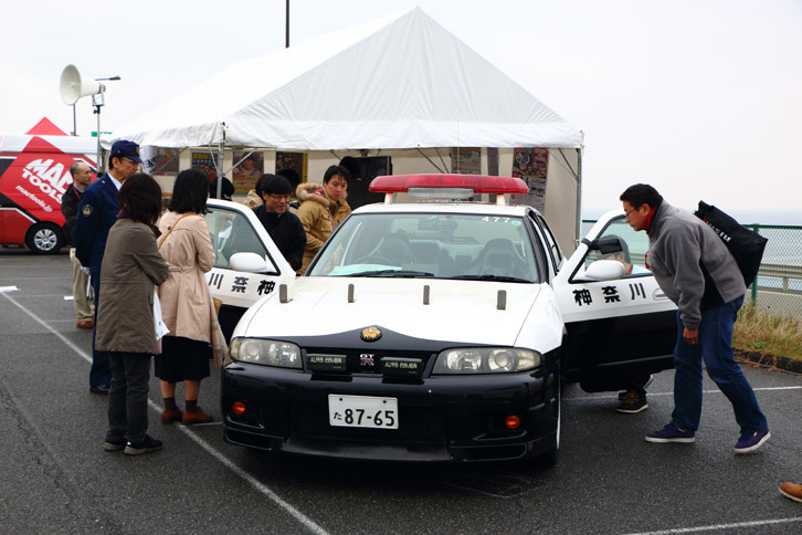 大人気だったのが、特別ゲストの“スカイライン4ドアGT-Rパトカー”。イベント記念として、運転席に座ることもできた。