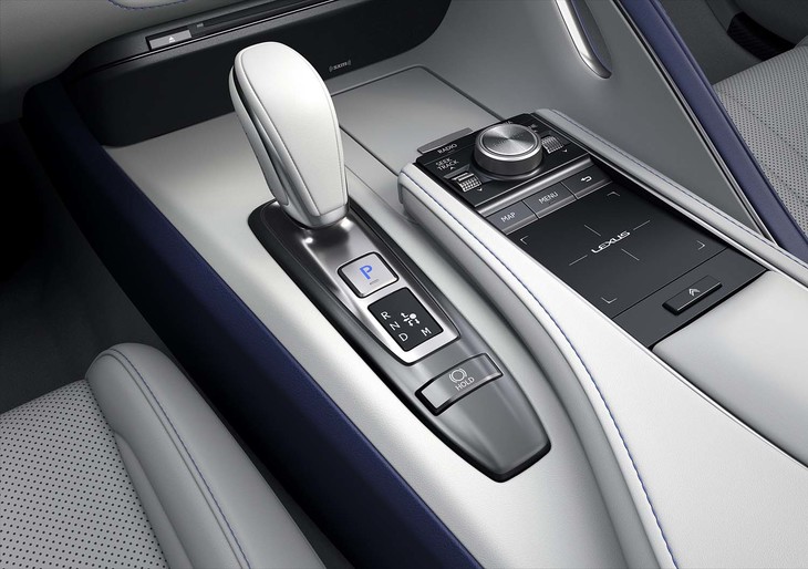 レクサスLC500 コンバーチブルモデル（シフトレバー周辺部）