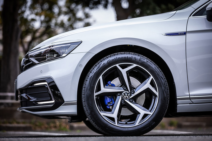 「パサートGTEヴァリアント アドバンス」には、18インチサイズの専用デザインホイールとブルーのブレーキキャリパーが標準で装備される。タイヤは235/45R18サイズの「コンチネンタル・エココンタクト6」が組み合わされていた。