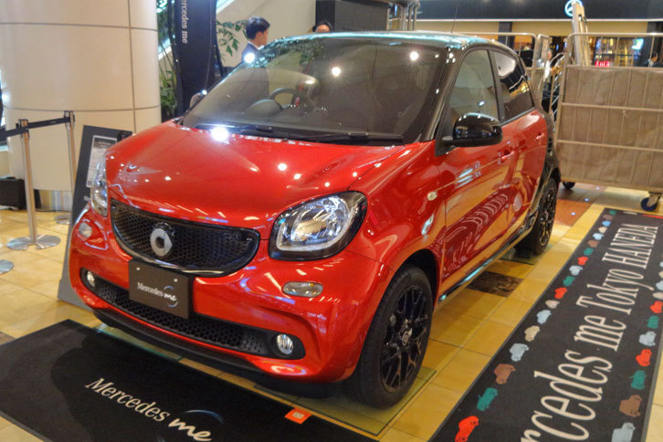 「フォーツー」のターボ車とともに、「フォーフォー」のターボエンジン搭載車（写真）も発表された。