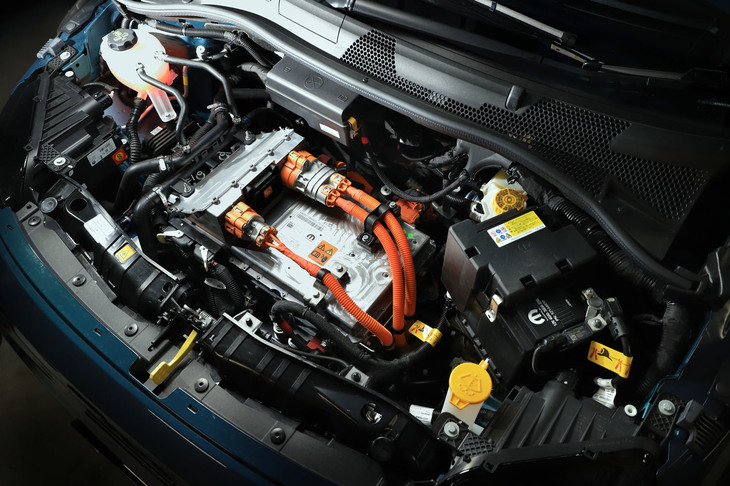 FWDの「フィアット500e」は、モーターやパワーコントロールユニットなどがまとめてフロントに搭載される。モーターの出力／トルクは「ホンダe」より低めだが、それを目いっぱい引き出す制御がスポーティーだ。