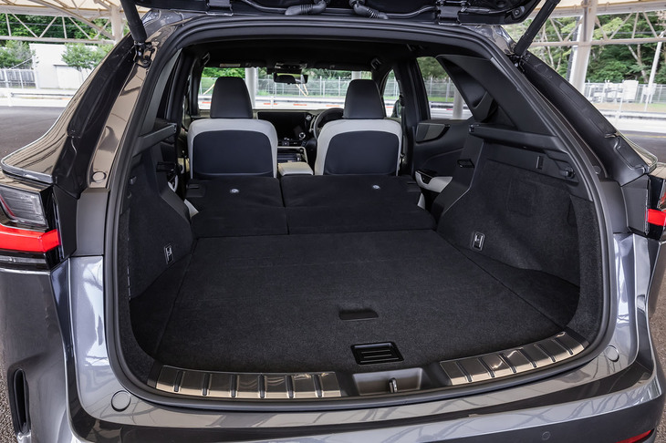 NX450h＋“バージョンL”（荷室のアレンジ例）