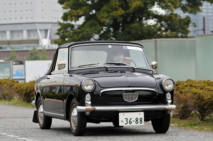 1969年「アウトビアンキ・ビアンキーナ カブリオレ」。“ヌオーバチンクエチェント”こと2代目「フィアット500」のシャシーに独自のボディーを載せた高級ミニカー。このカブリオレのほか「クアトロポスティ」（4人乗りベルリーナ）と「パノラミカ」（ワゴン）も存在する。