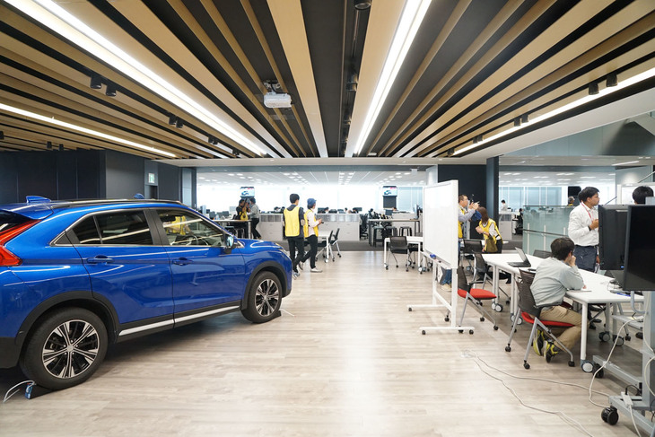 オフィスエリアの様子。カーリフトによってフロアにクルマを持ち込むことが可能で、実車に触れながら開発を進めることができるのだ。