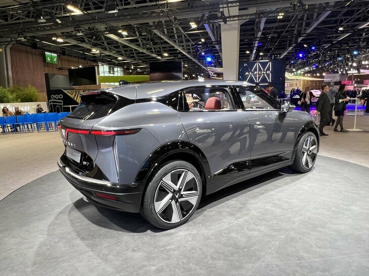 ヴィンファストVF7