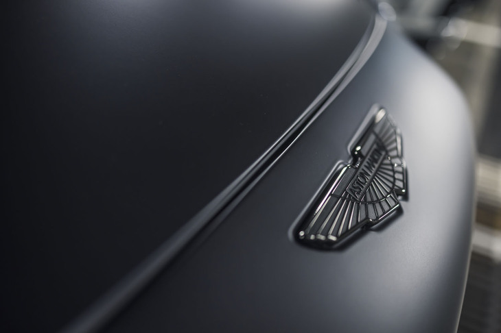 アストンマーティンDBX707ミッドナイト ポディウムエディション