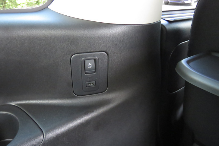 日産セレナ ハイウェイスターG（3列目用スライドドアオープンスイッチ）