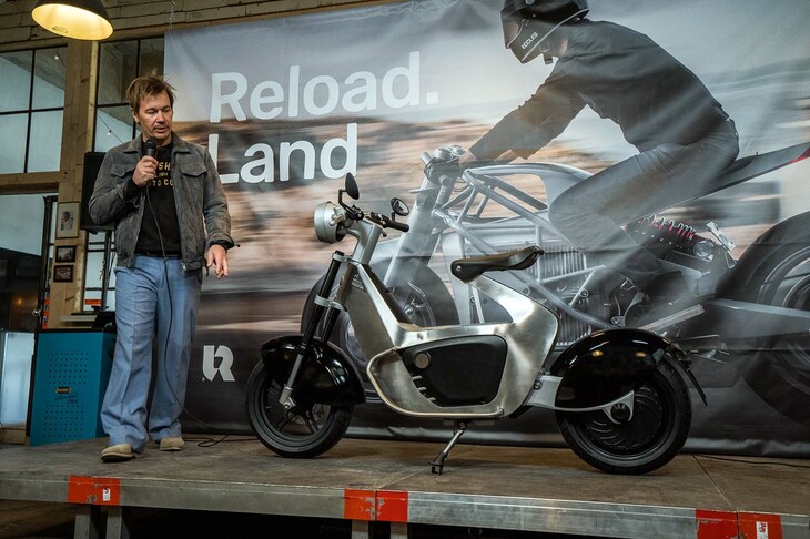 スウェーデン・ストックホルムを拠点にするSTILRIDE（スティルライド）は、コンセプトモデル「Stilride 1」を発表した。折り紙にヒントを得て、アルミ板を折り曲げて三次元で構成されるフレームを構築。それによって、従来のスクーターに比べて40％軽く、構造部品は70％少なくでき、材料費と製造コストを20％以上削減できるという。280N・mの最大トルクを発生するリアハブモーターは、容量5.1kWhのバッテリーで駆動。異なる出力モードと回生ブレーキモードを持ち、誤発進を防ぐためドライブ／ニュートラル／リバースのグリップ操作式ギアを採用する。