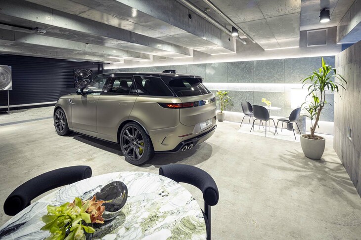 乗り物としての操作性や快適性はもちろんのこと、そのたたずまいやスケール感、各部の仕立て、音響機器の実力などなど、クルマには「実物に触れないとわからない部分」が多分にある。だからこそ、プレミアムなモデルを手がけるブランドほど、「顧客に実物に触れてもらうこと」にこだわるのだろう。