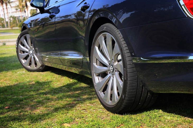 ベントレー車としては初めて四輪操舵（4WS）を搭載しているのもトピックだ。後輪が低速域では前輪と反対側に、高速域では同じ向きにステアすることで取り回し性と運動性能を高めている。