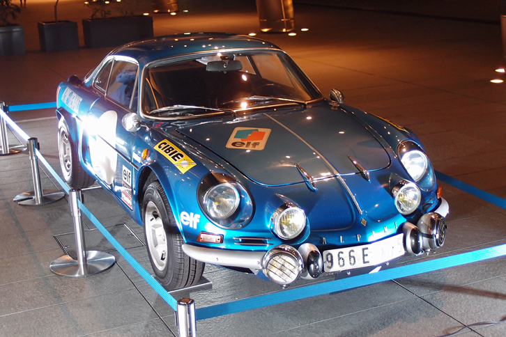 イベント会場には、往年の名車「アルピーヌA110」も展示された。