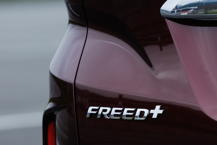 テールゲートに装着された「FREED＋」のバッジ。従来モデルでは「フリード」の2列シート車は「フリードスパイク」という車名だったが、現行型からは「フリード＋」となった。