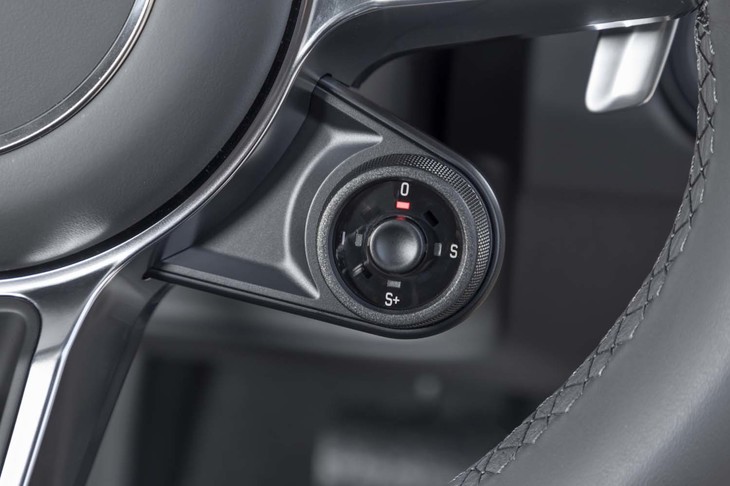 ドライブモードを統合的に切り替えるダイヤルは、ホーンボタン右脇にレイアウトされている。