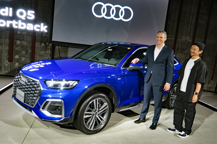 アウディ ジャパンのフィリップ・ノアック社長（左）と、クリエイターの真鍋大渡氏（右）。