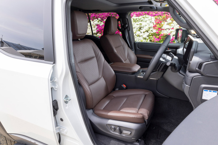 シート表皮はエントリーグレードの「GX」のみファブリックで、その他のグレードはすべて本革。GX以外のグレードでは、前席にシートヒーターやベンチレーション機能も装備される。