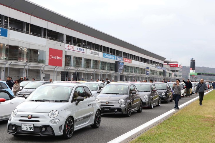 開会式後のパレードラン参加のために、ホームストレートにずらりと並んだアバルト車。やはり「500」系のモデルが中心となるが、「プント」や「124スパイダー」の姿も確認できた。開会式スタートまで、オーナーたちは、記念写真を撮るなど特別な一日の始まりを楽しんだ。