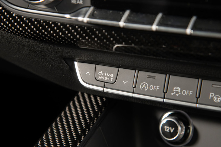 ダッシュボードに備わる走行モード切り替え機構「DRC（ダイナミックライドコントロール）」のスイッチ。「オート」「コンフォート」「ダイナミック」、各制御を個別に調整できる「インディビジュアル」の4つのモードが備わる。