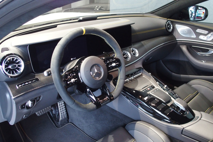 12.3インチのワイドディスプレイを2枚並べたメーターパネルを搭載。最新のコネクティビティーシステム「Mercedes me connect（メルセデス ミー コネクト）」も採用している。