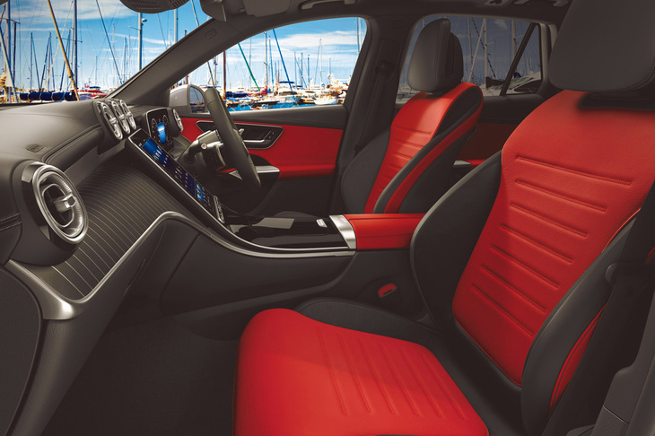 木目をアクセントとしたウッドトリムを全車に標準で装備。航空機のエンジンナセルを想起させる、丸みをつけたやや横長デザインの角型エアアウトレットが採用される。