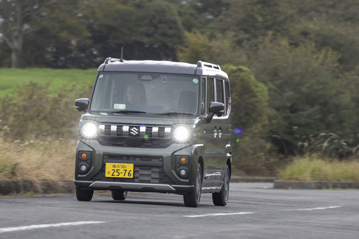 試乗車の「スペーシア ギア」はターボエンジン搭載のFFモデル。最高出力64PS、最大トルク98N・mとパワフルでマイルドハイブリッドも備わっているが、運転しやすさや乗り味は「N-BOXジョイ」のほうが上質に感じられた。