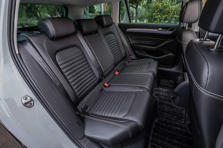 前席と同じく、後席にもナッパレザーの表皮が採用されている。背もたれには40：20：40の分割可倒機構が備わる。