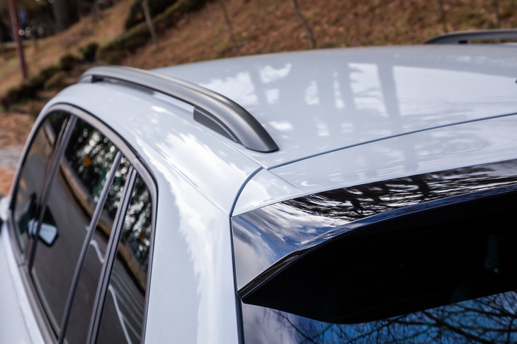 ルーフレールやリアスポイラーもブラックで統一。リアドアと車体後部のウィンドウは、ベースの「Rライン」と同じくUVカット機能付きのダークティンテッドガラスになっている。