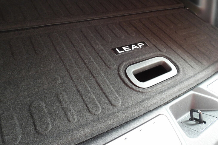 日産リーフB7 G用品装着車（ラゲッジボードプロテクター）