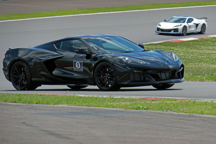 レッドゾーンは8600rpmからという、高回転型の5.5リッターV8 DOHC自然吸気エンジンを搭載した新型「シボレー・コルベットZ06」。ホームストレートでは既存のコルベットとは一線を画す、甲高い咆哮（ほうこう）をとどろかせていた（写真は「GR Supraコーナー」のものですが）。