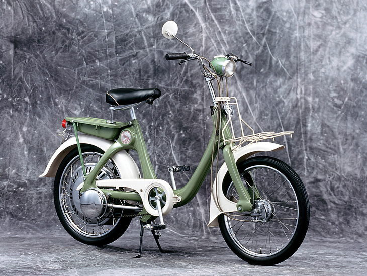 1966年に登場した「リトルホンダP25」。最高出力1.2PSの49cc単気筒SOHCエンジンを搭載。自転車感覚で乗れるようブレーキは前後とも手動で、エンジンはペダル始動。価格は「スーパーカブC50」（6万4000円）の半額以下の2万9800円だった。