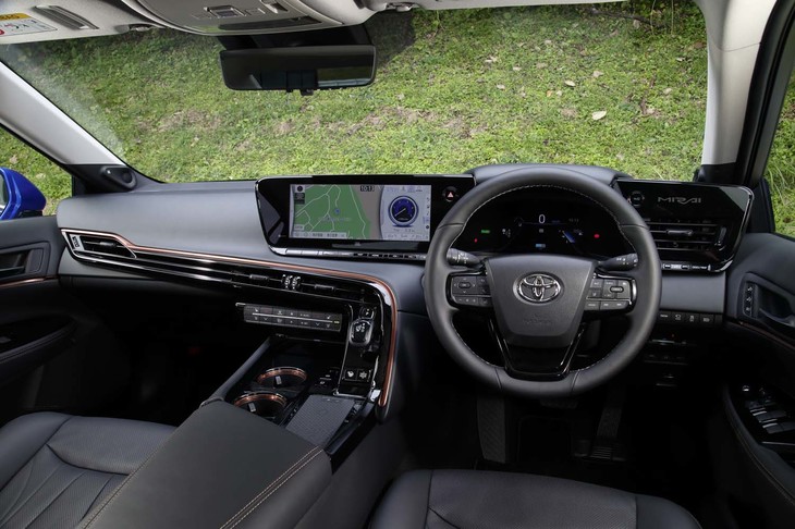 運転席側は包まれ感を、助手席側は広がり感を追求したというインテリア。独特な非対称形が印象的。